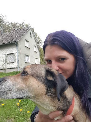 Yvonne Dörner mit Hund in der Tierphysiotherapie